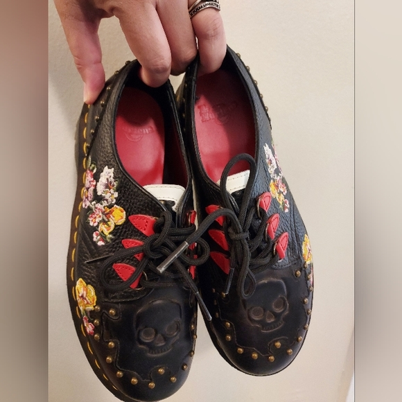 Dr Martens Serova Embossed Floral Oxfords Black/Red Skull Studded, Size 8 - Picture 3 of 5